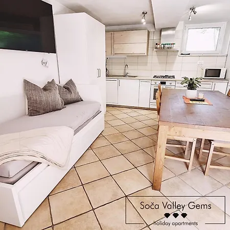 Amber Кобарид