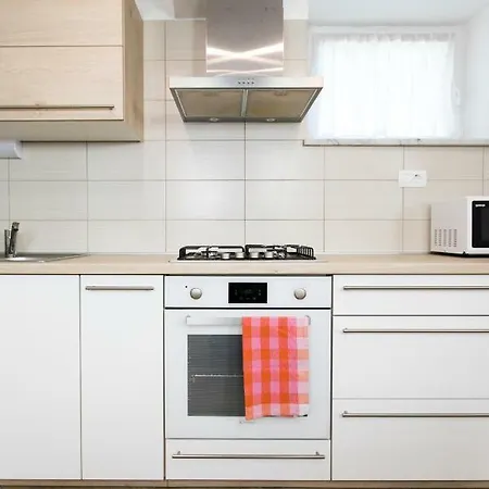 Amber Кобарид